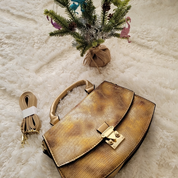 GOLD purse - Picture 1 of 4